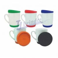 CANECA DE PORCELANA COM BASE E TAMPA DE SILICONE 